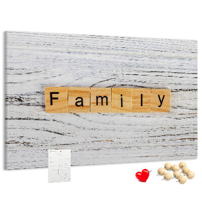 Kurkbord familieherinneringen op een houten achtergrond