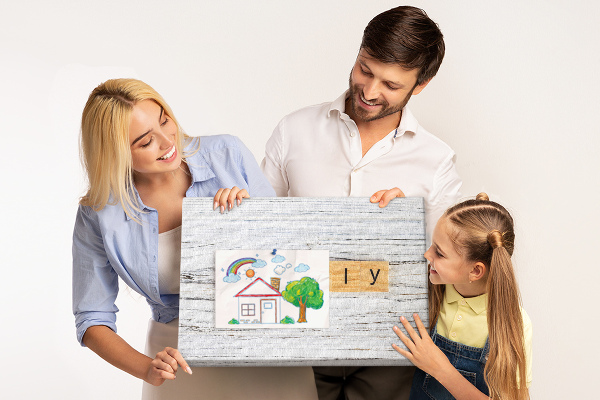 Kurkbord familieherinneringen op een houten achtergrond
