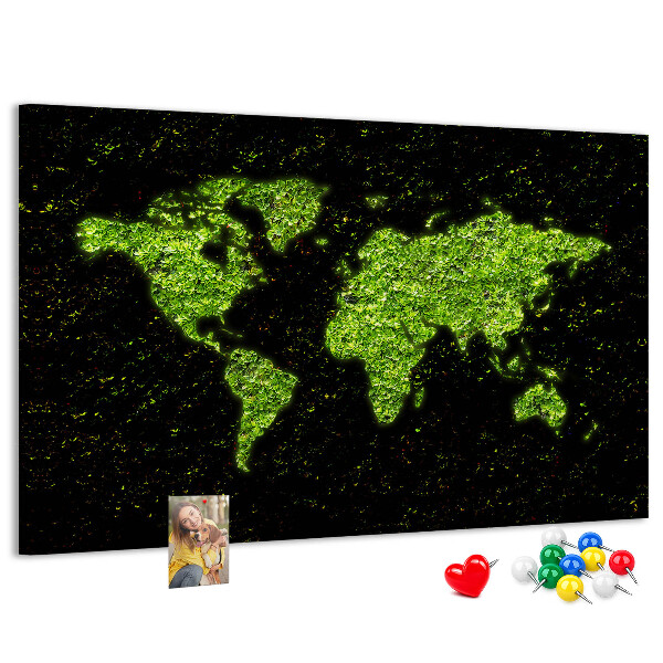 Kurken prikbord met een groene wereldkaart op een zwarte achtergrond