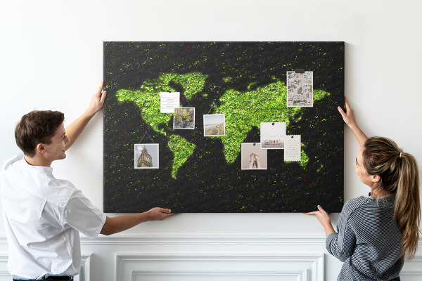 Kurken prikbord met een groene wereldkaart op een zwarte achtergrond