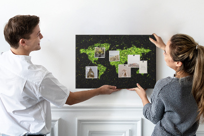 Kurken prikbord met een groene wereldkaart op een zwarte achtergrond
