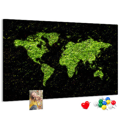 Kurken prikbord met een groene wereldkaart op een zwarte achtergrond