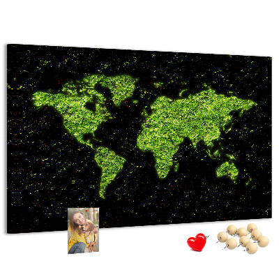 Kurken prikbord met een groene wereldkaart op een zwarte achtergrond