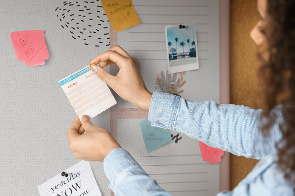 Kurkbord stijlvolle planner met bloemenaccenten