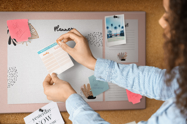 Kurkbord stijlvolle planner met bloemenaccenten