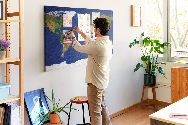 Wereldkaart prikbord met gekleurde spelden