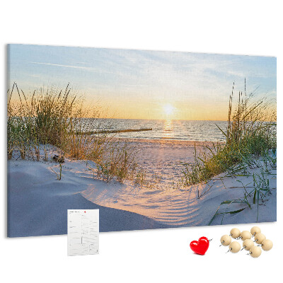 Kurk prikbord met een afbeelding van een zonsondergang boven het strand en de duinen
