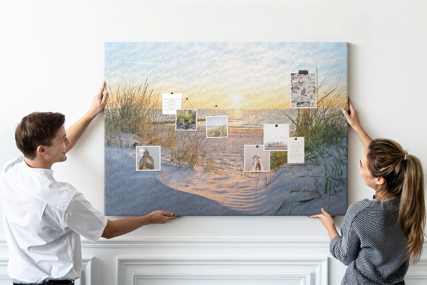 Kurk prikbord met een afbeelding van een zonsondergang boven het strand en de duinen