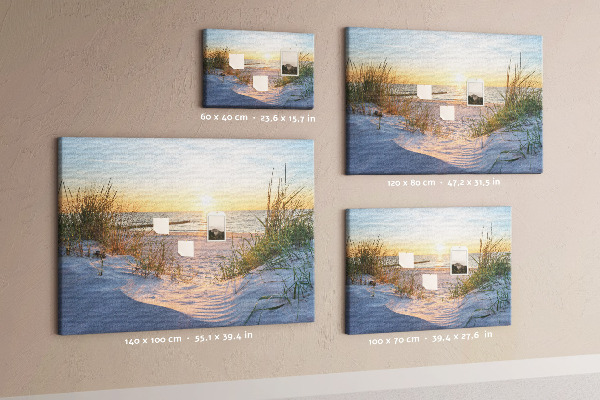 Kurk prikbord met een afbeelding van een zonsondergang boven het strand en de duinen