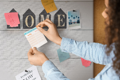 Kurkbord met stijlvolle letters op een houten achtergrond