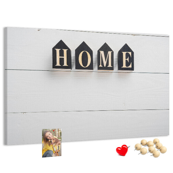 Kurkbord met stijlvolle letters op een houten achtergrond