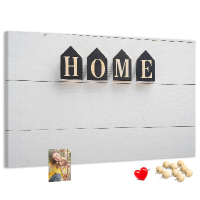 Kurkbord met stijlvolle letters op een houten achtergrond