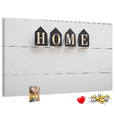Kurkbord met stijlvolle letters op een houten achtergrond