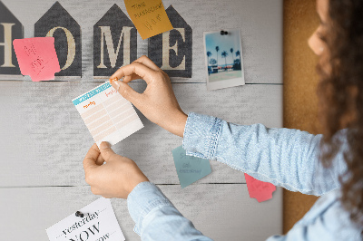 Kurkbord met stijlvolle letters op een houten achtergrond