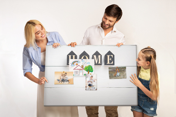 Kurkbord met stijlvolle letters op een houten achtergrond