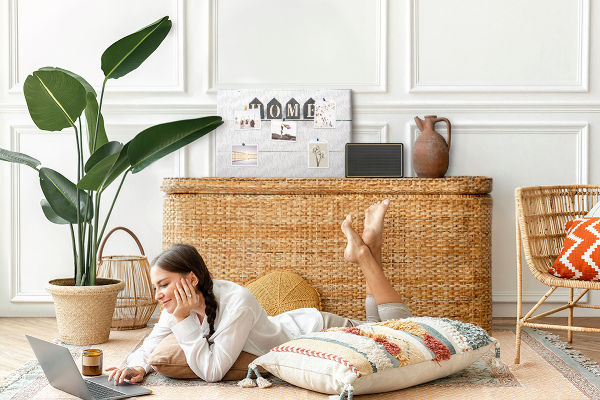 Kurkbord met stijlvolle letters op een houten achtergrond
