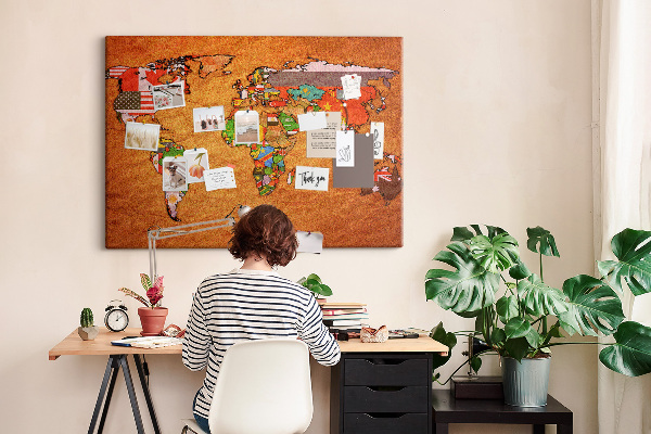 Kurken prikbord met wereldkaart en landvlaggen