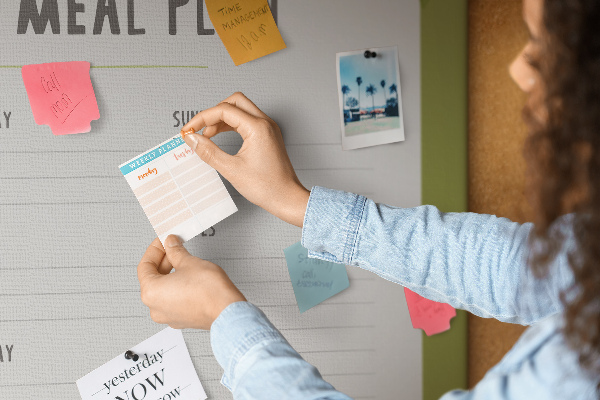 Kurken prikbord maaltijdplanner met groen bladmotief