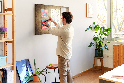 Kurkbord met een oude kaart en gemarkeerde punten