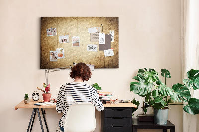 Kurkbord met een oude kaart en gemarkeerde punten