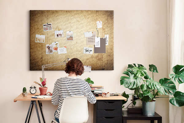 Kurkbord met een oude kaart en gemarkeerde punten