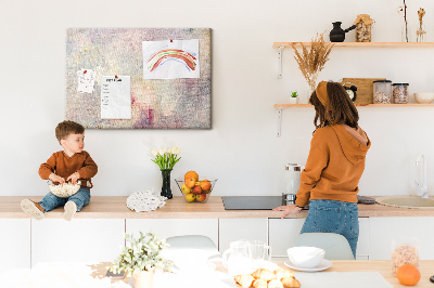 Kurken prikbord met een achtergrond in subtiele pastelkleuren