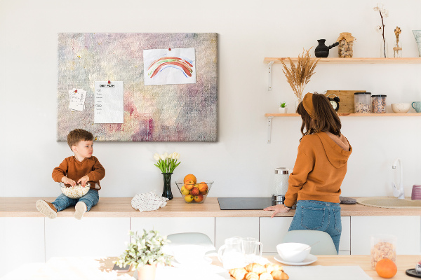 Kurken prikbord met een achtergrond in subtiele pastelkleuren