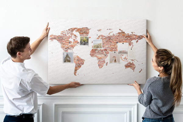 Prikbord wereldkaart in baksteenstijl