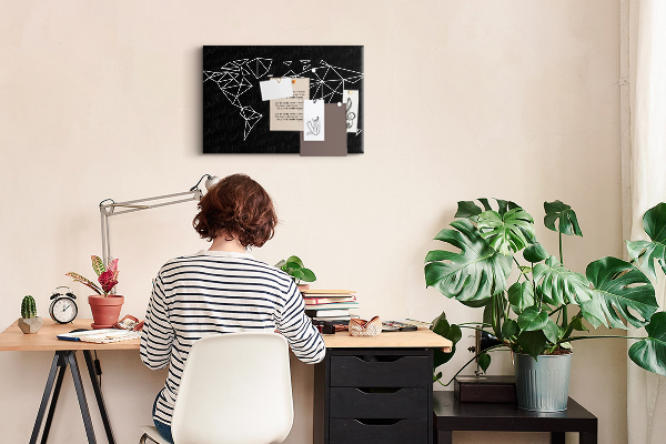 Kurkbord met geometrische witte contouren van de wereld