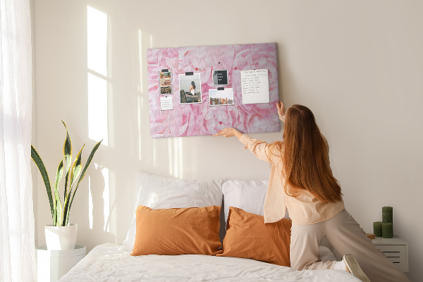 Kurk prikbord roze pioenrozen in een delicate tint