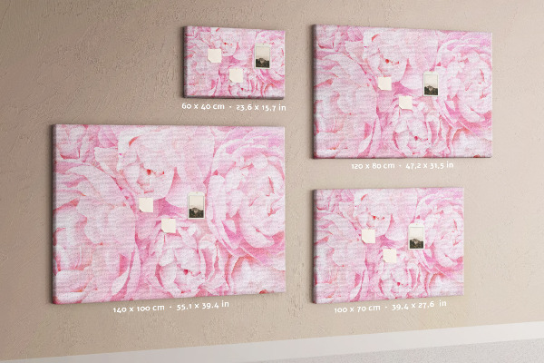 Kurk prikbord roze pioenrozen in een delicate tint