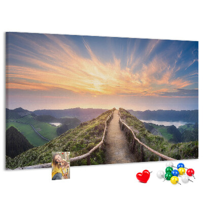 Kurkbord met een schilderachtig bergpad bij zonsondergang