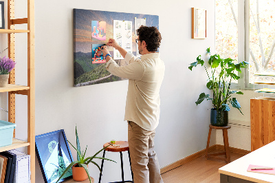 Kurkbord met een schilderachtig bergpad bij zonsondergang