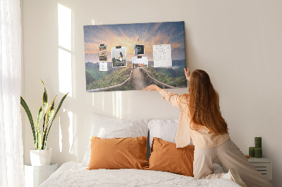 Kurkbord met een schilderachtig bergpad bij zonsondergang
