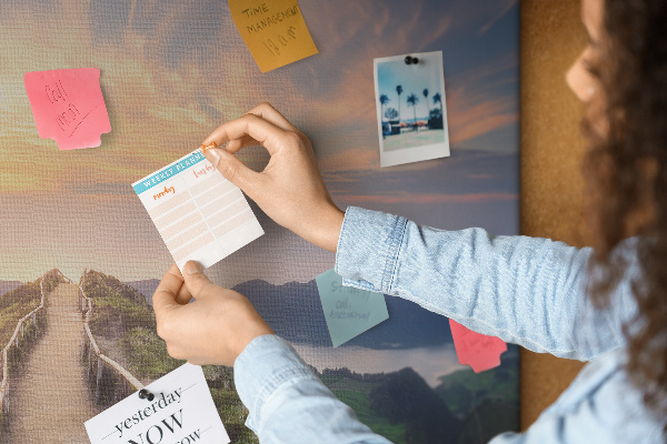 Kurkbord met een schilderachtig bergpad bij zonsondergang