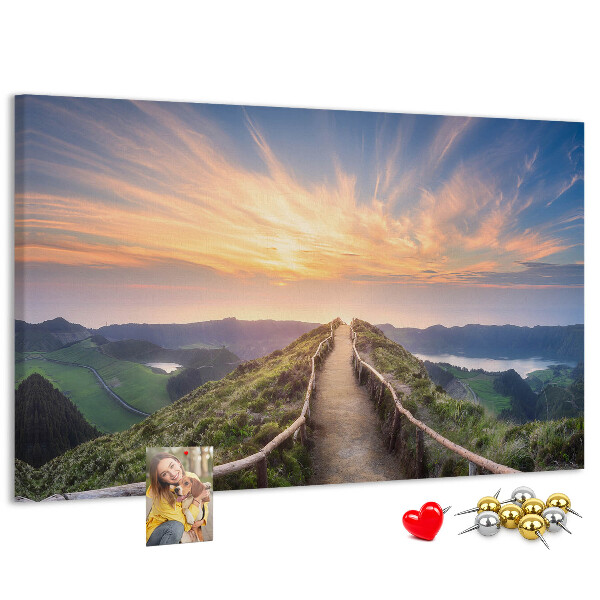 Kurkbord met een schilderachtig bergpad bij zonsondergang