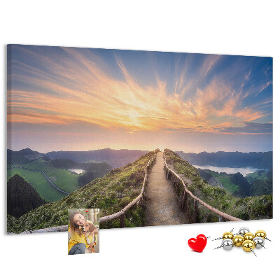 Kurkbord met een schilderachtig bergpad bij zonsondergang