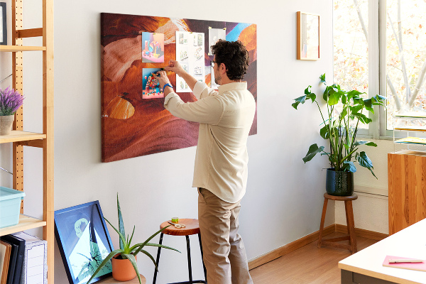 Kurkbord met afbeelding van rode rotsen en een blauwe lucht