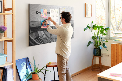 Kurken prikbord met de opdruk Het verhaal verborgen in een typemachine