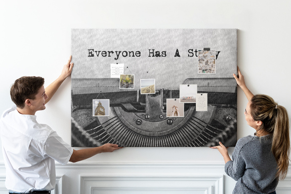Kurken prikbord met de opdruk Het verhaal verborgen in een typemachine