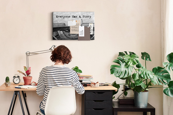 Kurken prikbord met de opdruk Het verhaal verborgen in een typemachine