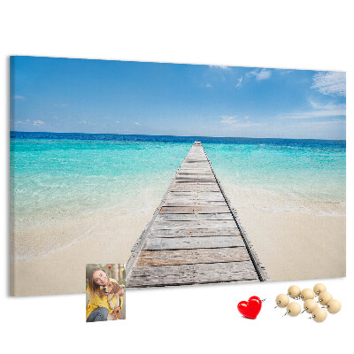 Prikbord met een rustige pier in een tropisch paradijs