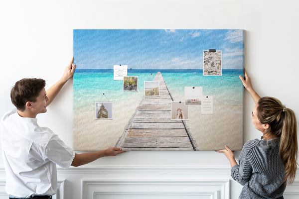 Prikbord met een rustige pier in een tropisch paradijs