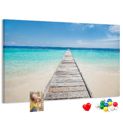 Prikbord met een rustige pier in een tropisch paradijs