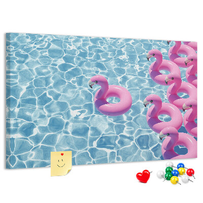 Prikbord met afbeelding van roze flamingo's tegen blauw water