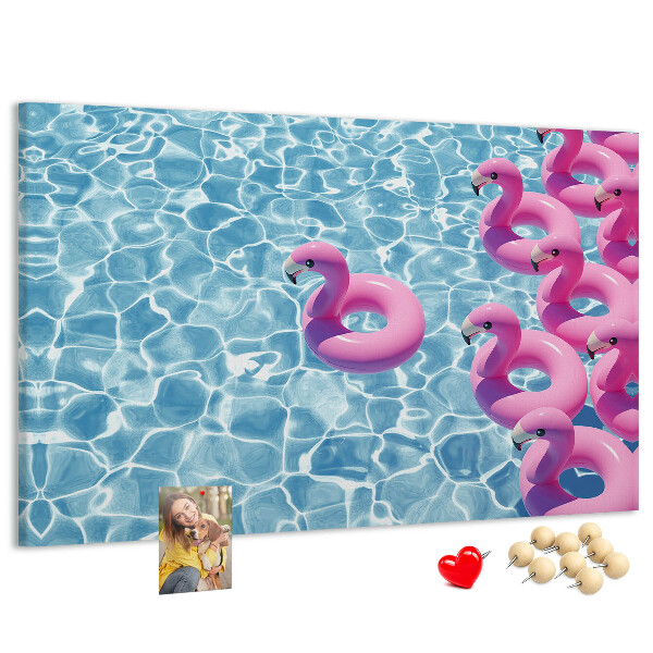 Prikbord met afbeelding van roze flamingo's tegen blauw water