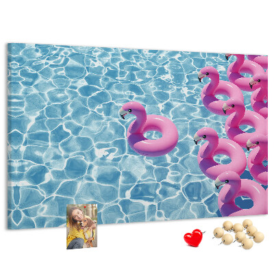 Prikbord met afbeelding van roze flamingo's tegen blauw water