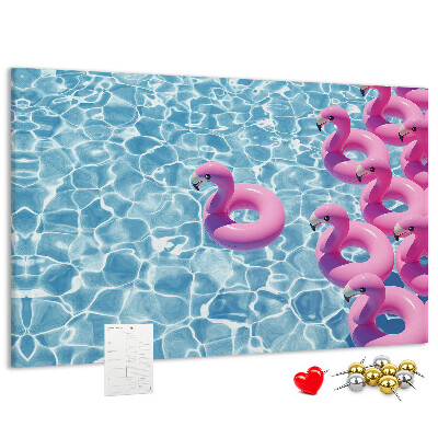 Prikbord met afbeelding van roze flamingo's tegen blauw water
