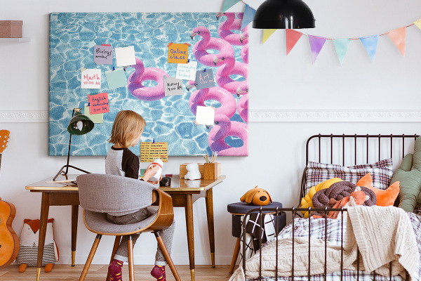 Prikbord met afbeelding van roze flamingo's tegen blauw water