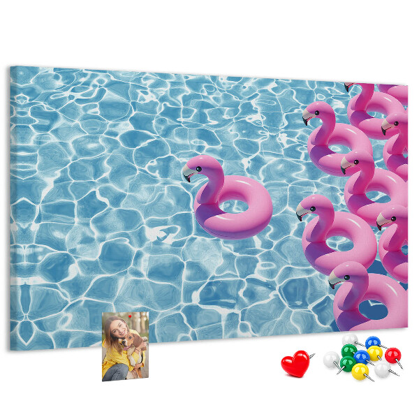 Prikbord met afbeelding van roze flamingo's tegen blauw water